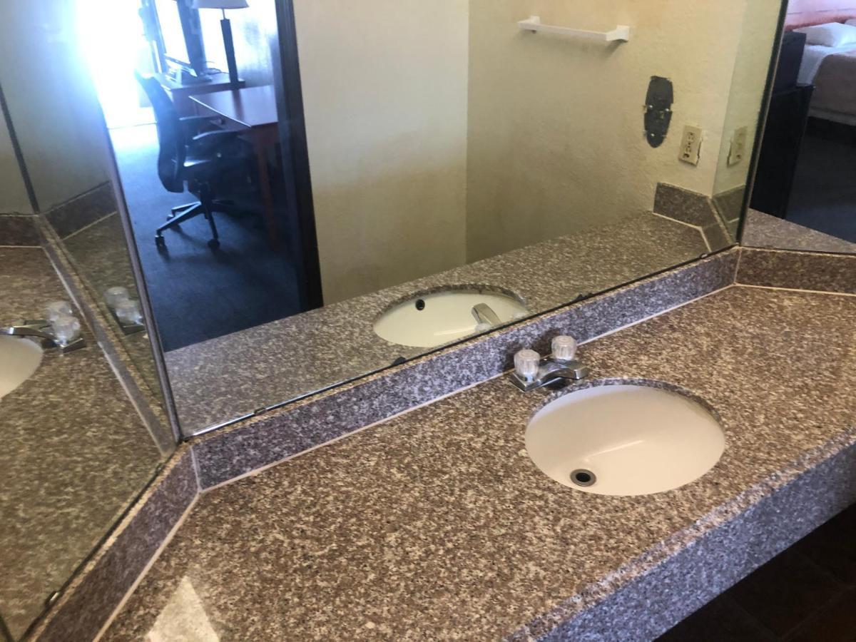 Airport Inn And Suites Tulsa Ngoại thất bức ảnh